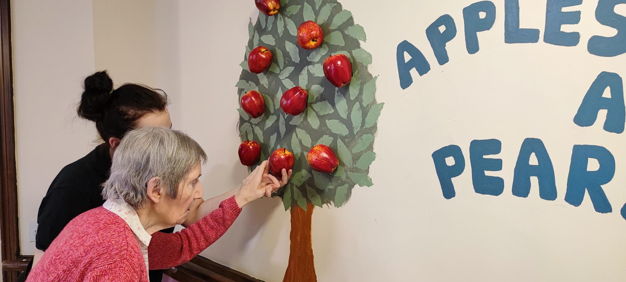 interractive-apple-painting-in-dementia-care-unit-2
