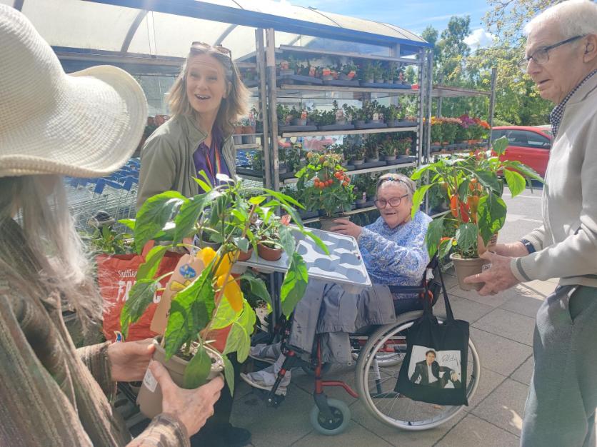 residents with plants